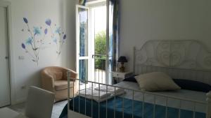 sypialnia z łóżkiem, krzesłem i oknem w obiekcie B&B Il Pozzo w mieście Montalto Pavese
