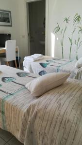 2 łóżka z poduszkami w pokoju w obiekcie B&B Il Pozzo w mieście Montalto Pavese