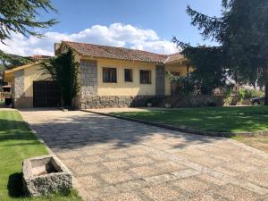 uma casa com uma entrada em frente em La Casita del Guarda em Ortigosa del Monte