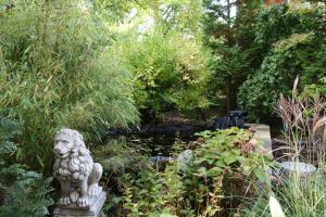 een standbeeld midden in een tuin bij Ferienwohnung Bornemann in Goslar