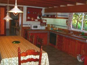カンポスにあるFinca Sombrillaのキッチン(テーブル、カウンタートップ付)