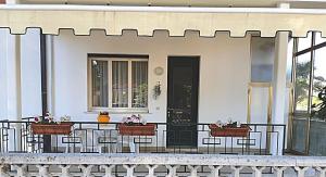 ビビオーネにあるGiorgiaのバルコニーにテーブルと椅子が備わる家