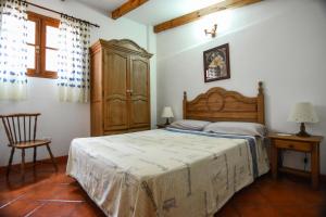 ein Schlafzimmer mit einem Bett und einem Holzschrank in der Unterkunft Casa Victor in La Orotava