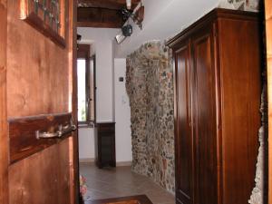 einen Flur mit einer Holztür und einer Steinmauer in der Unterkunft Vigna Della Signora in Morano Calabro