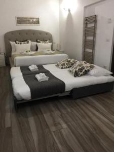 ローマにあるSan Pietro - Vaticano - Executive Studio Flatのベッドルーム1室(隣り合わせのベッド2台付)