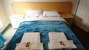 The Wellington Hotel tesisinde bir odada yatak veya yataklar