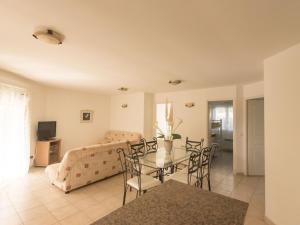 una sala de estar con una mesa y un sofá en Villa in Moriani-Plage near Sandy Beach, en San-Nicolao