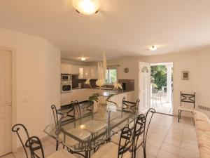 Un comedor y una cocina con una mesa de cristal y sillas. en Villa in Moriani-Plage near Sandy Beach, en San-Nicolao 15 fotos más