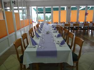 a long table with wine glasses and napkins on it at Rooms Hochkraut in Celje