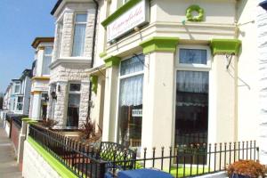 un edificio con una valla negra delante de él en Copperfields Guest House, en Great Yarmouth