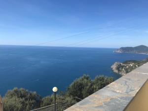 a view of the ocean from a balcony at Albergo Luna di Marzo in Volastra