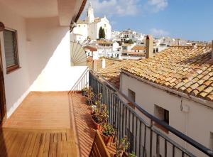 d'un balcon offrant une vue sur la ville. dans l'établissement Marquina, à Cadaqués