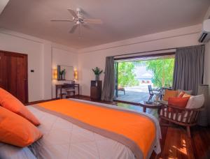 En eller flere senger på et rom på Mirihi Island Resort