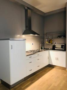 A kitchen or kitchenette at Smart House Bologna Centro