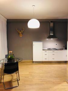 kuchnia ze szklanym stołem i jadalnią w obiekcie Smart House Bologna Centro w Bolonii