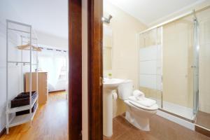 ヒホンにあるApartamento Centro-Playa IIIのバスルーム(トイレ、洗面台、シャワー付)
