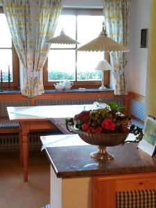 Fotografie z fotogalerie ubytování Pension Waldklause, Doppelzimmer mit Balkon, Dusche, WC v destinaci Königssee