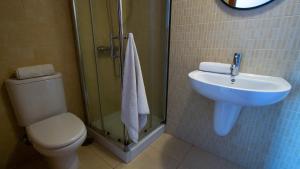 Ванная комната в Wonderful penthouse in the center of Icod de los Vinos +16 фотографий