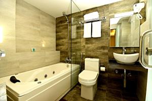 Ένα μπάνιο στο The Milestone Hotel