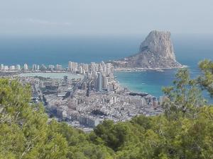 カルプにあるApartment Plaza de Ifach 2の岬町とテーブルマウンテンの景色