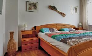 アーヘンにあるFerienhaus "Auberge Jolie"のベッドルーム1室(木製ベッド1台、木製ドレッサー付)