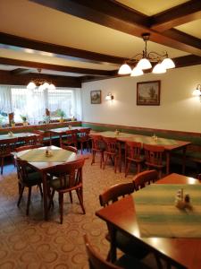 un restaurante con mesas y sillas en una habitación en Raffelwirt, en Deutschgriffen
