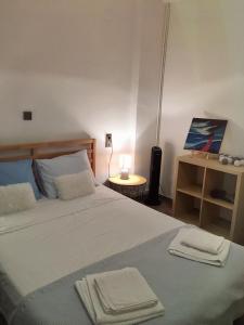 1 dormitorio con cama y mesa con ordenador portátil en Cozy City Apt, en Heraclión
