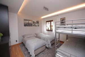 Ένα ή περισσότερα κρεβάτια σε δωμάτιο στο Apartament Zeta Lux