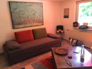 ein Wohnzimmer mit einem Sofa und einem Tisch in der Unterkunft House Apricot in Krefeld