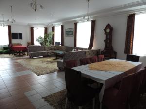 Televízia a/alebo spoločenská miestnosť v ubytovaní Vila Demanova