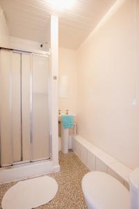een badkamer met een douche en een toilet bij Dunes Hotel in Whitley Bay