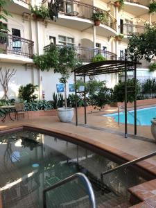 Bazén v ubytování Hotel L'Oie des neiges nebo v jeho okolí