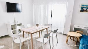a dining room with a table and chairs at Salis Apartments in Vrsi