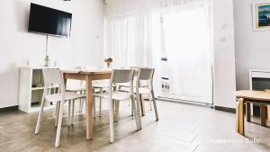 a dining room with a table and chairs at Salis Apartments in Vrsi