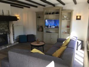 a living room with a couch and a table at Villa Weekend in Nieuwpoort