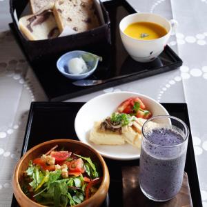 - une table avec deux assiettes de nourriture et une boisson dans l'établissement Ryokoji Temple, à Minami Aso