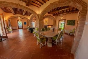 a large dining room with a table and chairs at Villa Talosa in Montepulciano