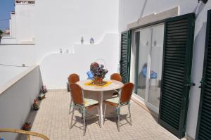 a dining room with a table and chairs at Casa Manuela in Ericeira