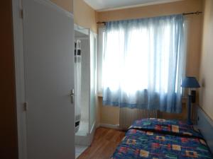 Postel nebo postele na pokoji v ubytování Hôtel Au Val De Saône Free Parking