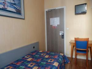 Postel nebo postele na pokoji v ubytování Hôtel Au Val De Saône Free Parking
