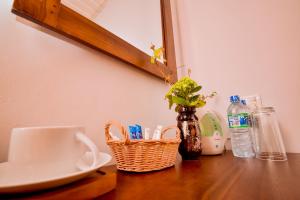 una mesa de madera con una taza y una cesta. en Forest View Lodge en Nuwara Eliya