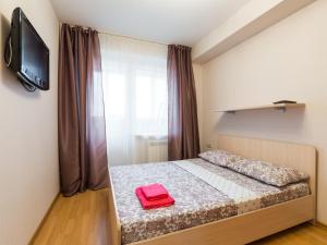 バラシハにあるStig-Realty Center Balashihaのベッドルーム1室(赤いフォルダー付きのベッド1台付)