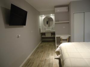 1 dormitorio con cama, lavabo y espejo en Cala hotel boutique en San Luis