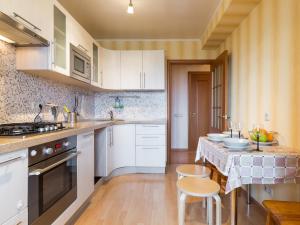 バラシハにあるStig-Realty Center Balashihaのキッチン(白いキャビネット、テーブル、椅子付)