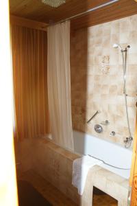 Een badkamer bij Haus Fallesin