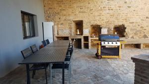 cocina con parrilla y mesas en una habitación en Castell de Fonolleres, en Fonolleres