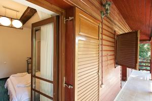 Zimmer mit einer Tür zu einem Zimmer mit einem Bett in der Unterkunft Vila Carolyne in Predeal