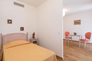 - une chambre avec un lit, une table et des chaises dans l'établissement Villa Médicis Trouville-sur-mer, à Trouville-sur-Mer