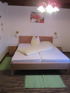 A bed or beds in a room at Hotel-Café-Restaurant Matzelsdorfer Hof
