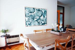 ポルトにあるCasa do Avôのダイニングテーブル(椅子付)が備わります。壁には絵画が飾られています。